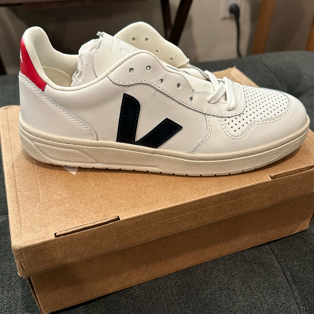Veja V-10 Men’s Leather Sneaker Size 8, Eur Size 39